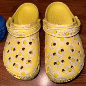 Daisy Crocs M6/W8